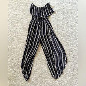 Strapless jumper with slit in legs and pockets